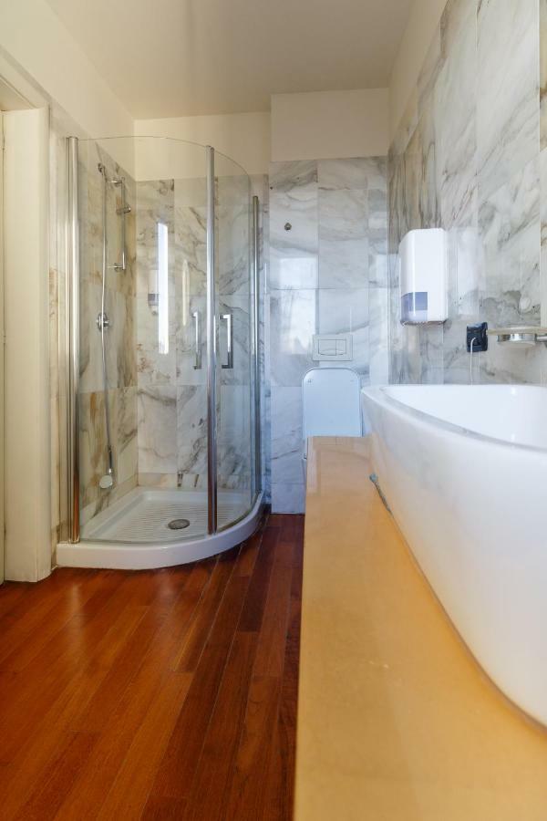 City Center Premium Apartments Bucarest Esterno foto