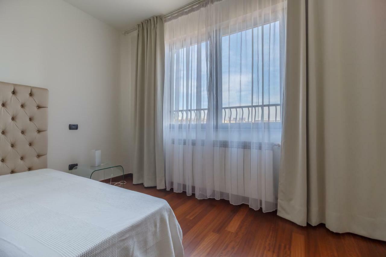 City Center Premium Apartments Bucarest Esterno foto