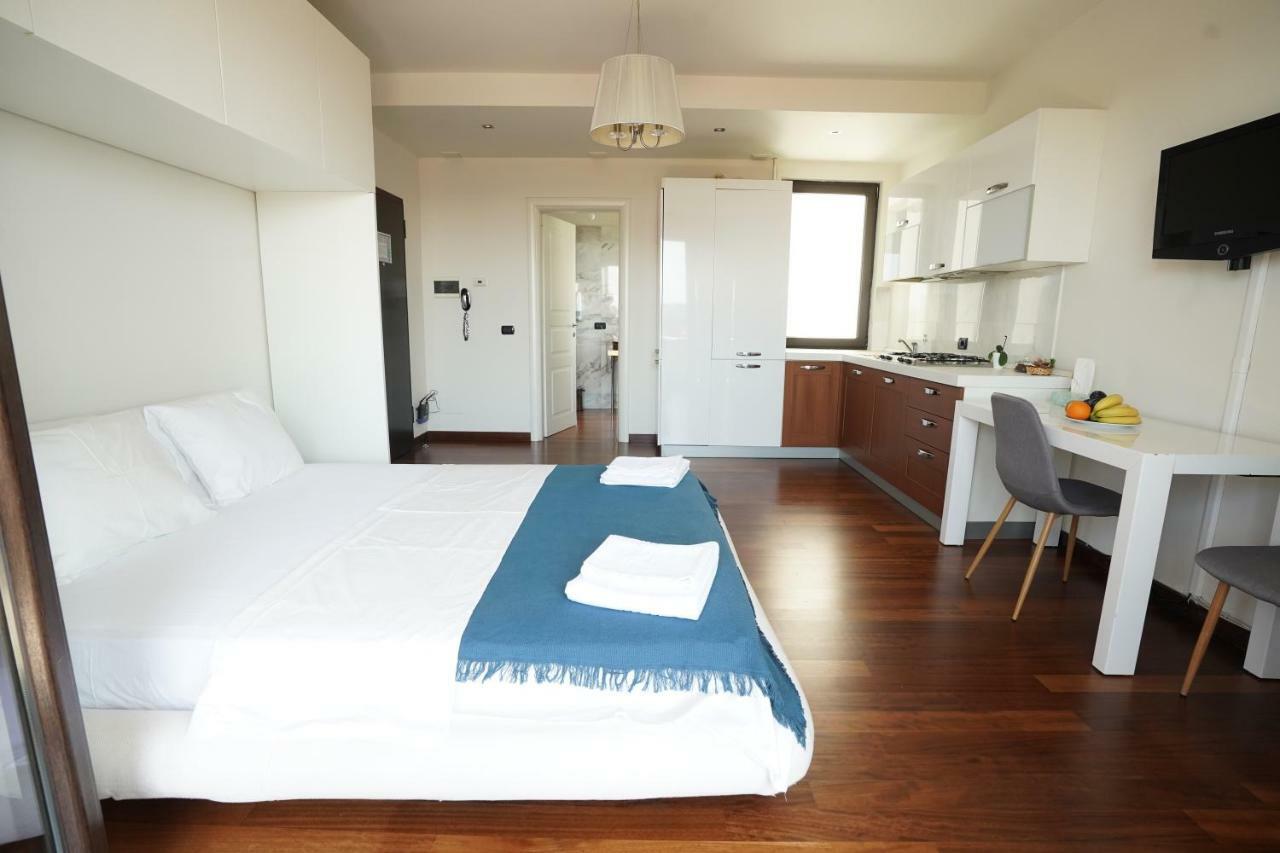 City Center Premium Apartments Bucarest Esterno foto