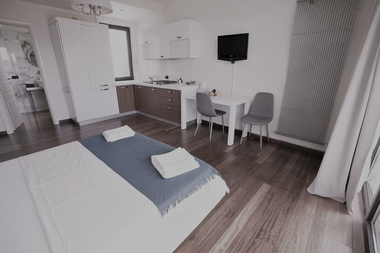 City Center Premium Apartments Bucarest Esterno foto