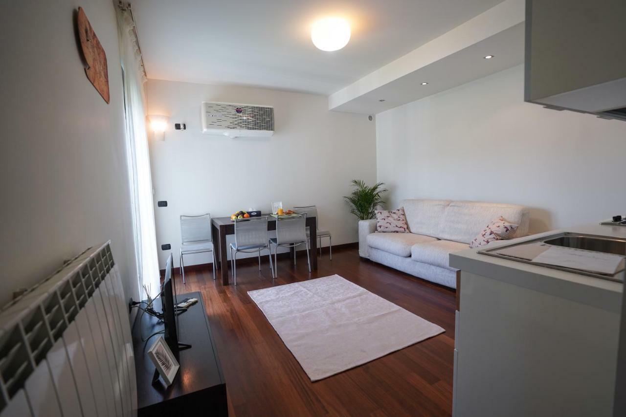 City Center Premium Apartments Bucarest Esterno foto