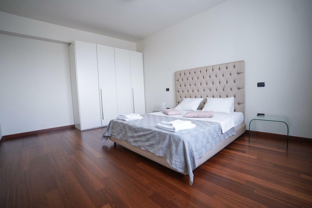 City Center Premium Apartments Bucarest Esterno foto