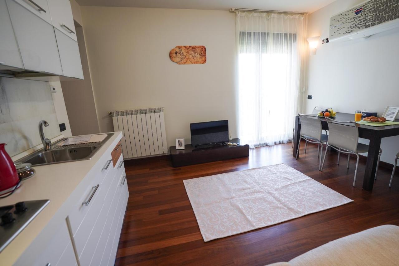 City Center Premium Apartments Bucarest Esterno foto